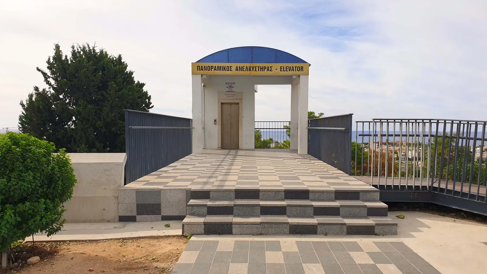 Elevator to the bus station à Paphos — étape 10 du parcours touristique commenté