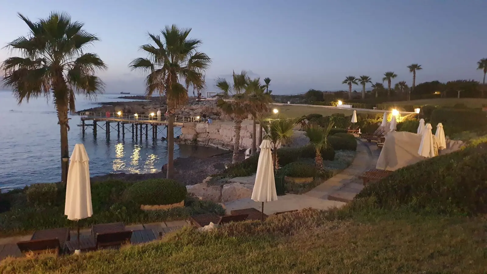 Elysium Hotel short pier à Paphos — étape 15 du parcours touristique commenté
