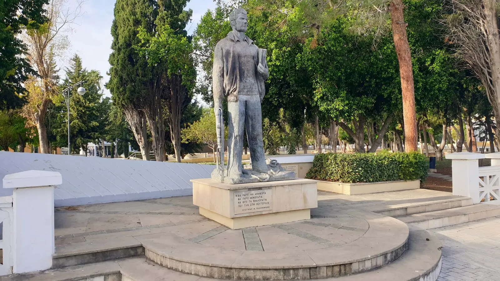 Evagoras Pallikaridis Statue à Paphos — étape 65 du parcours touristique commenté