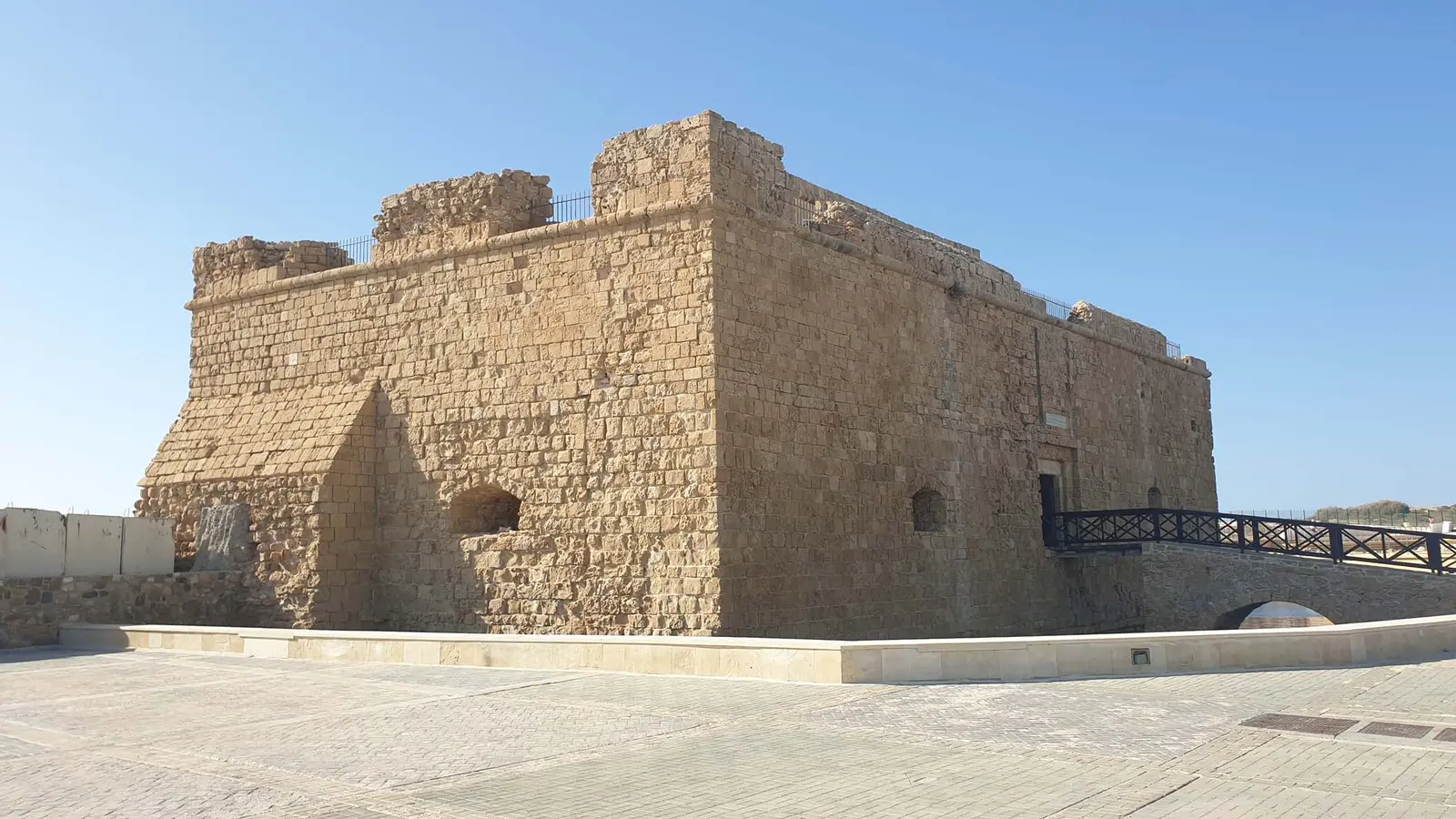 Fort médiéval de Paphos à l’entrée du port