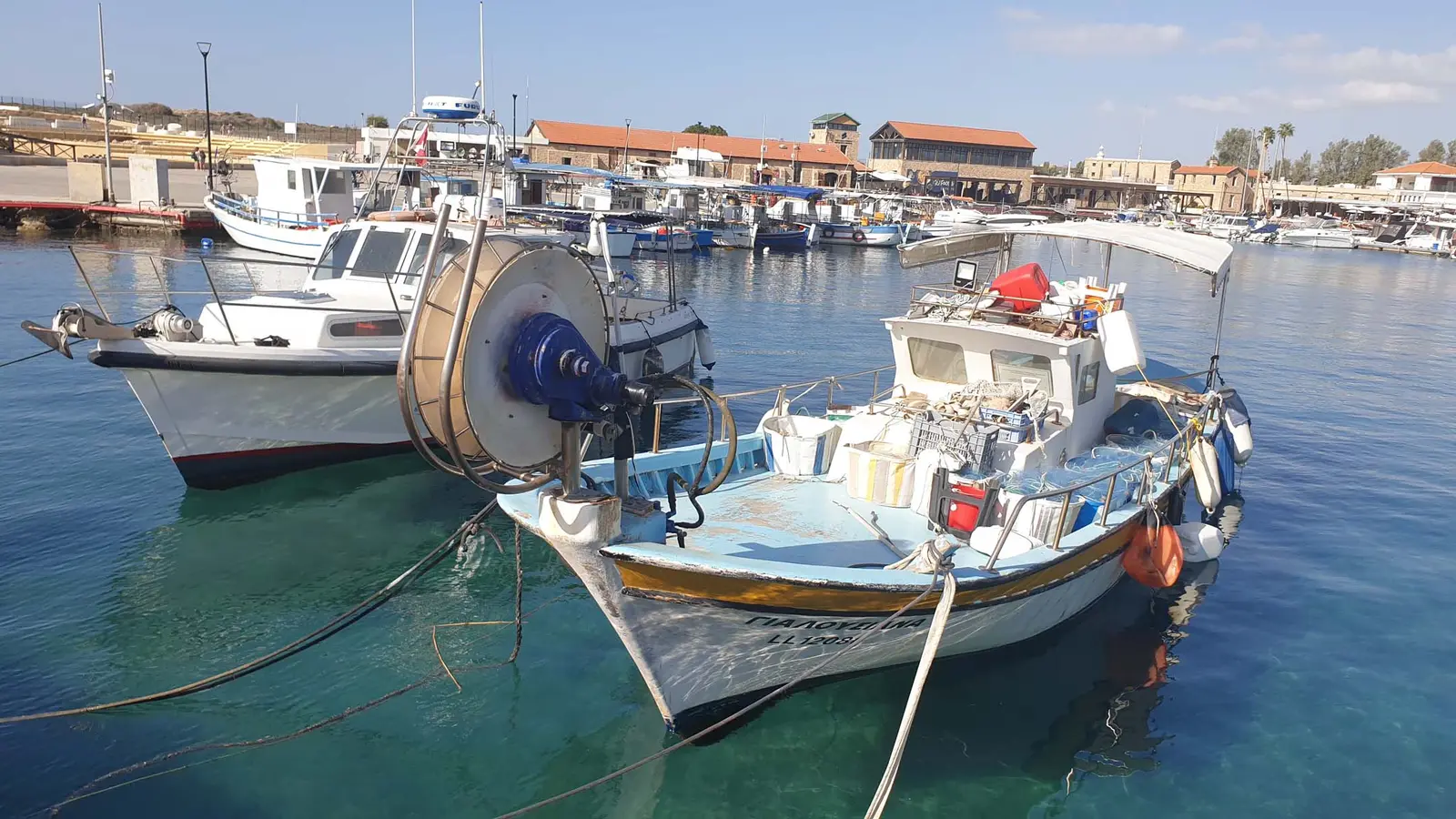 Bateaux et promenade du port méditerranéen de Paphos