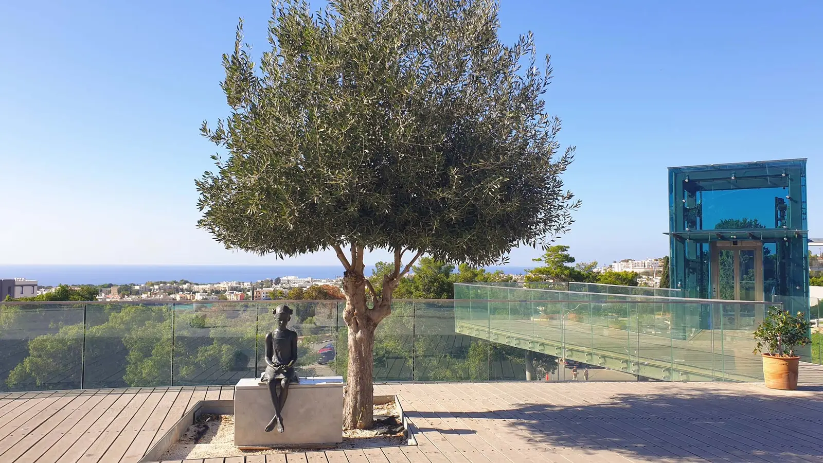 The Girl with the Sparrow à Paphos — étape 12 du parcours touristique commenté