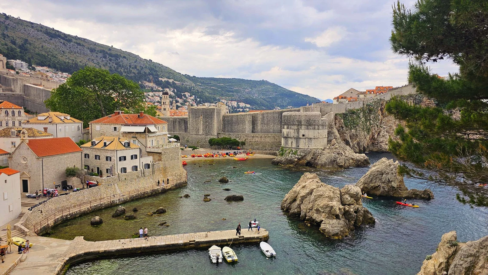 Vue sur Lovrijenac depuis la baie — Dubrovnik