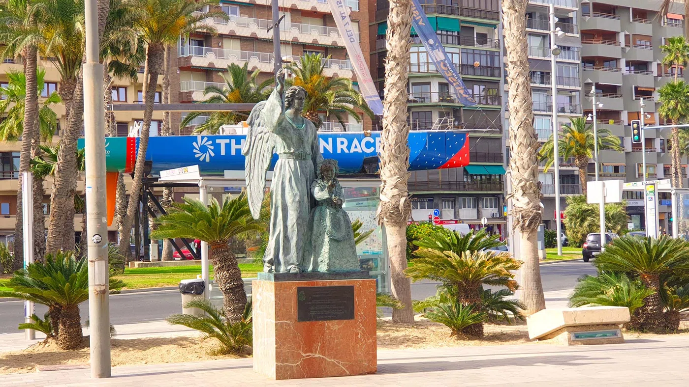 Monumento homenaje a la Policía Nacional — Alicante