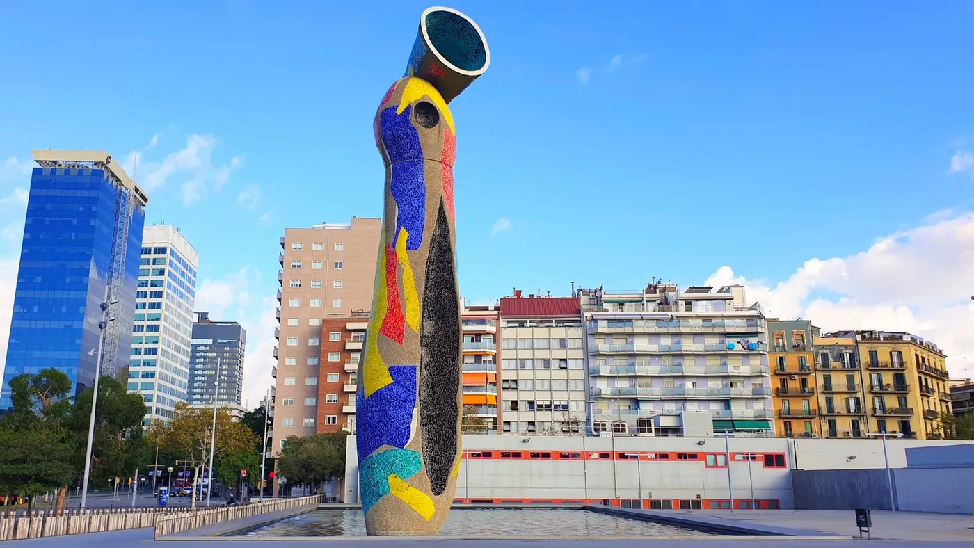 Dona i ocell à Barcelone, Espagne