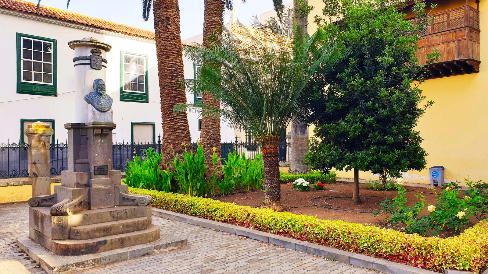 Escultura a Adolfo Cabrera-Pinto y Pérez — La Laguna