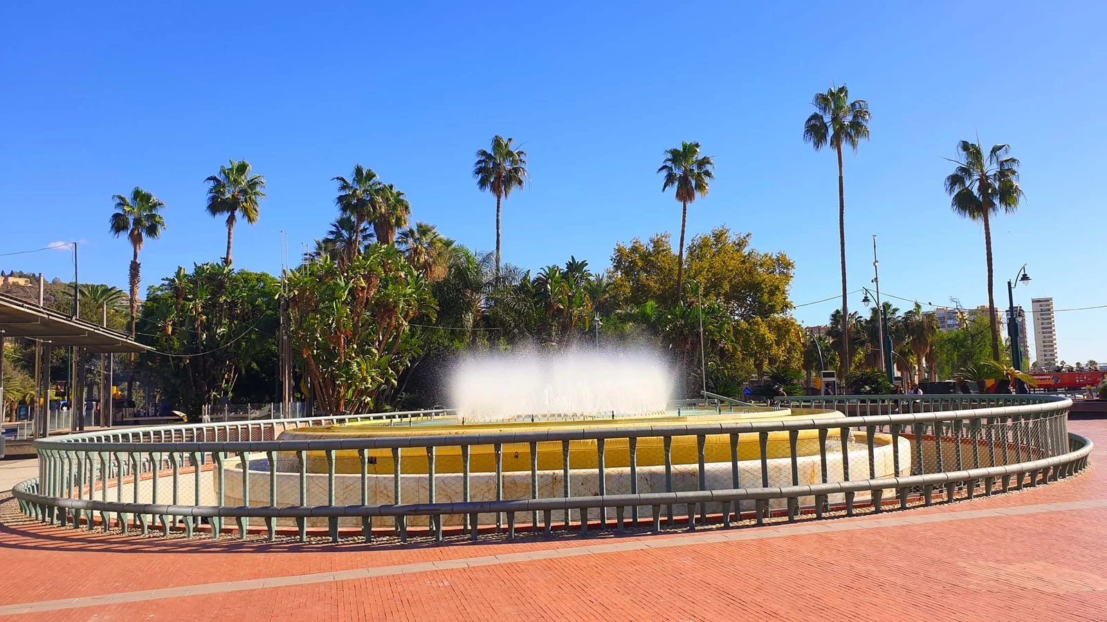 Fontaine de la Plaza de la Marina — Malaga