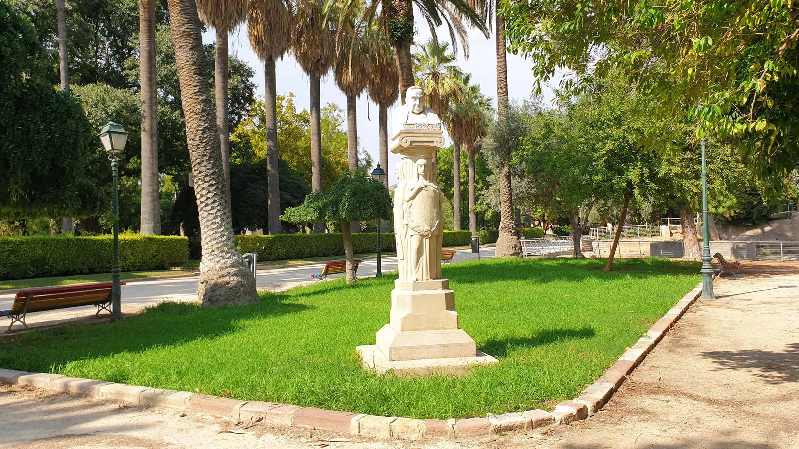 Busto de Roque Chabás — Valence