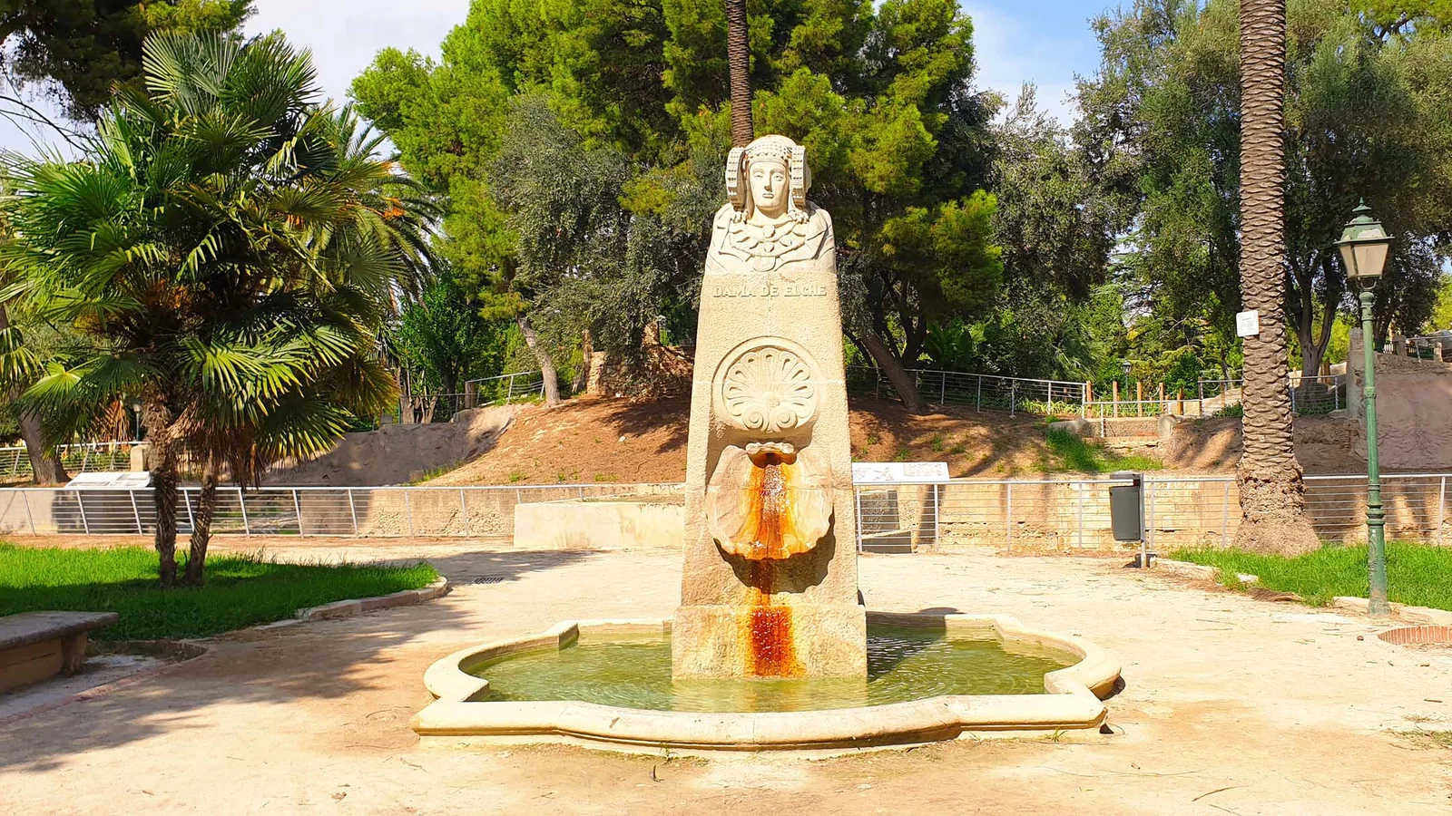 Font amb rèplica de la Dama d’Elx — Valence