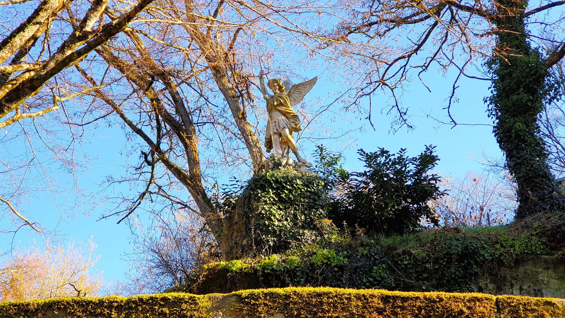 La Statue De L'Archange Saint-Michel