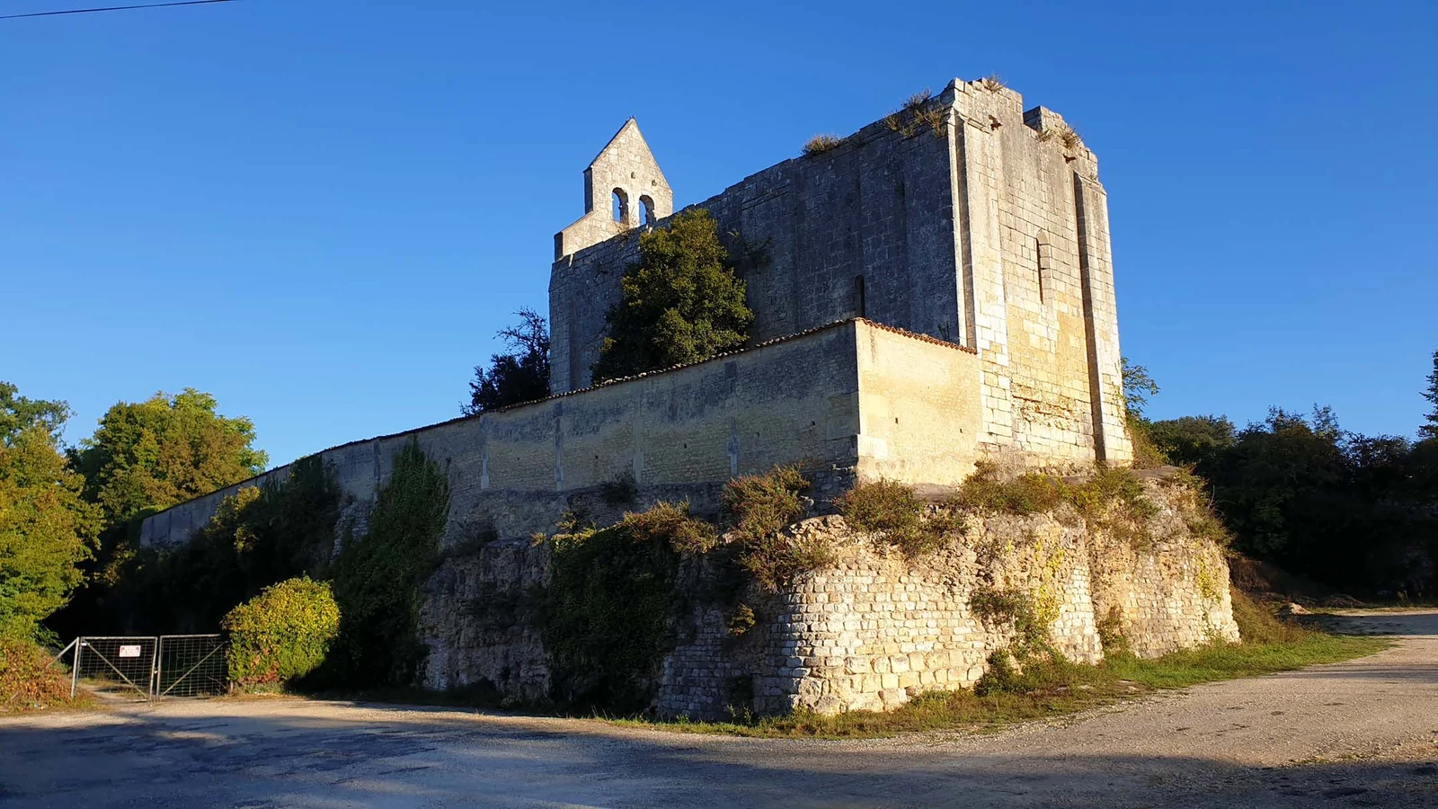 Ruines de l'église Saint-Mamert — Cognac
