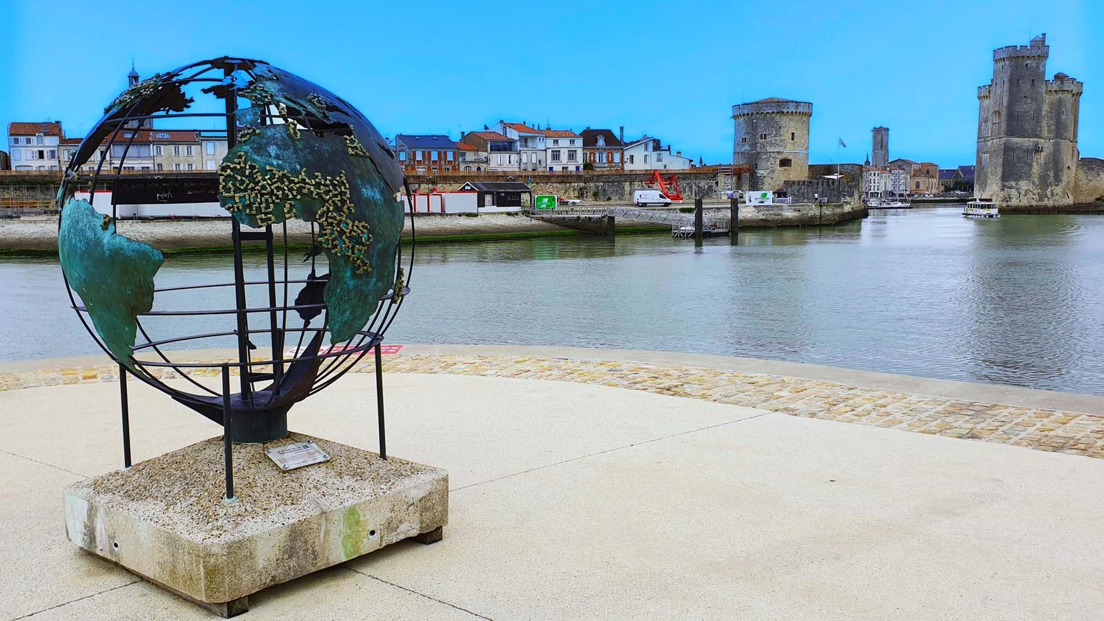 Le Globe de la francophonie * — La Rochelle