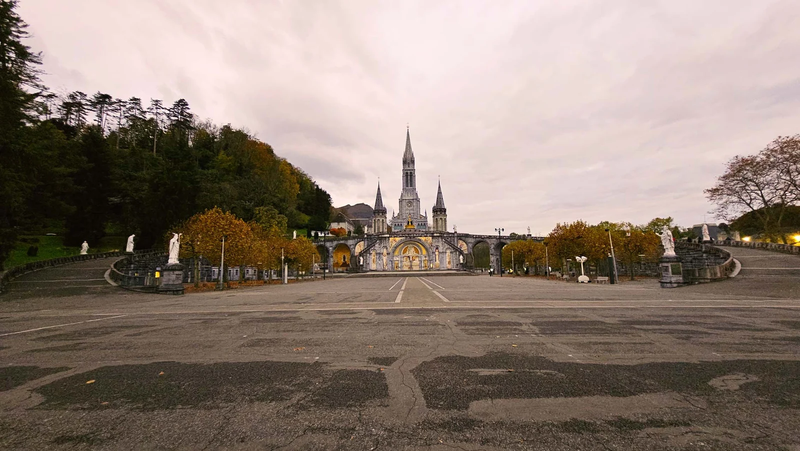 Esplanade du sanctuaire * — Lourdes