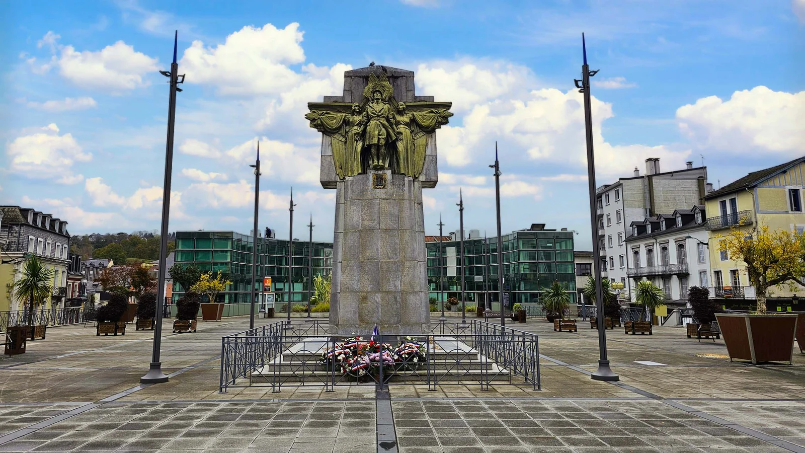 Le Monument aux morts — Lourdes