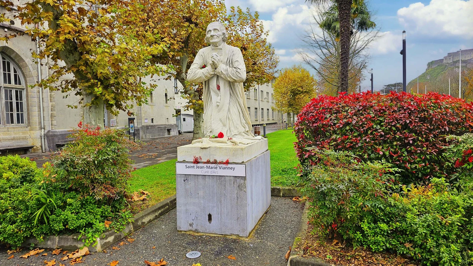 Statue de Saint Jean Marie Vianney — Lourdes