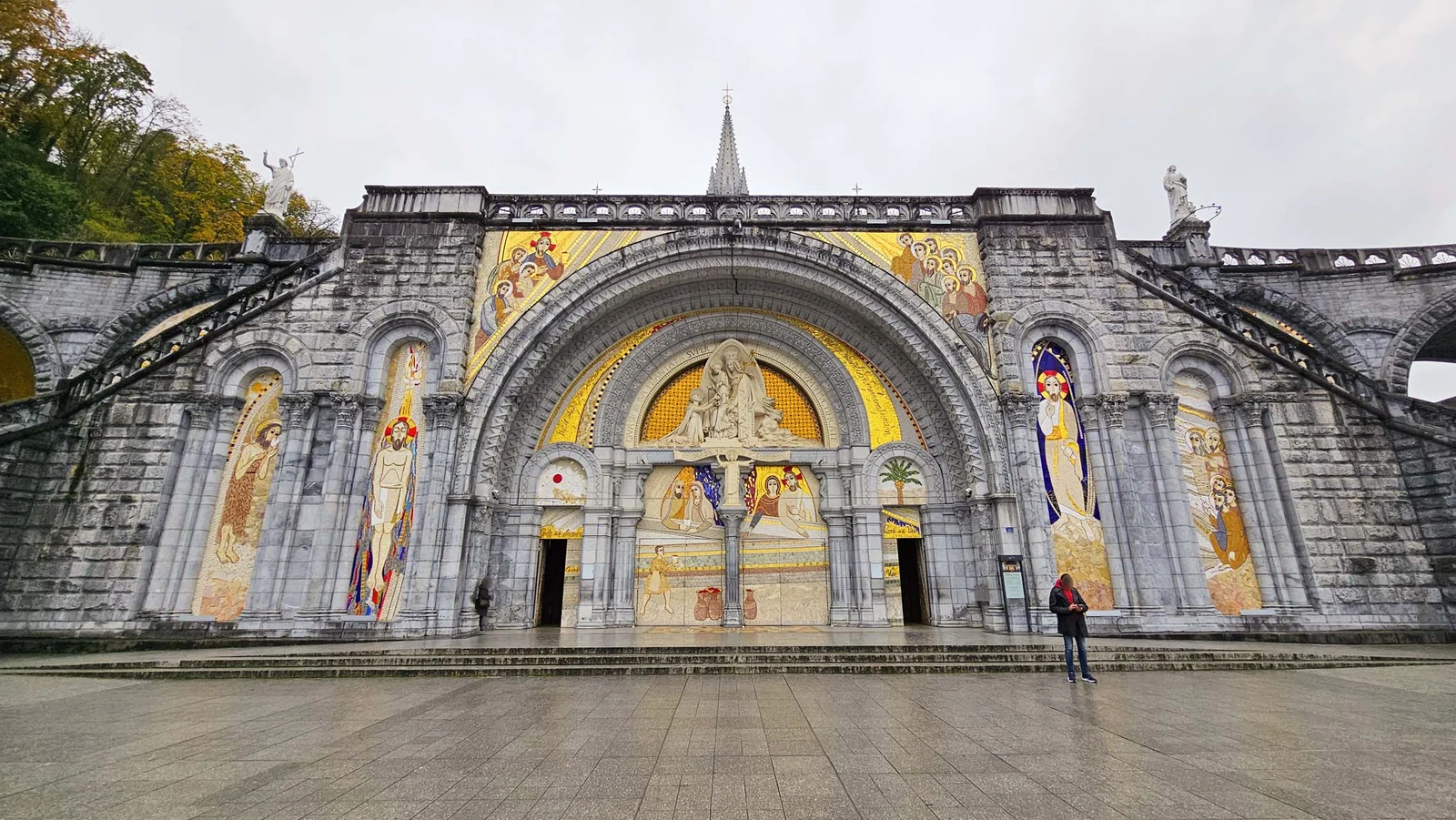 Sanctuaire Notre-Dame de Lourdes * — Lourdes