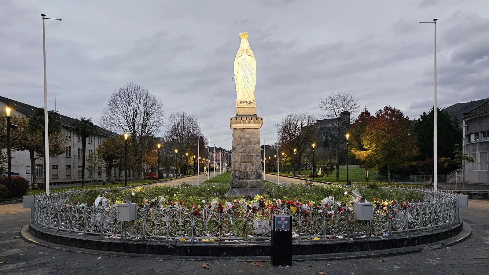 Statue de la Vierge couronnée de Lourdes — Lourdes