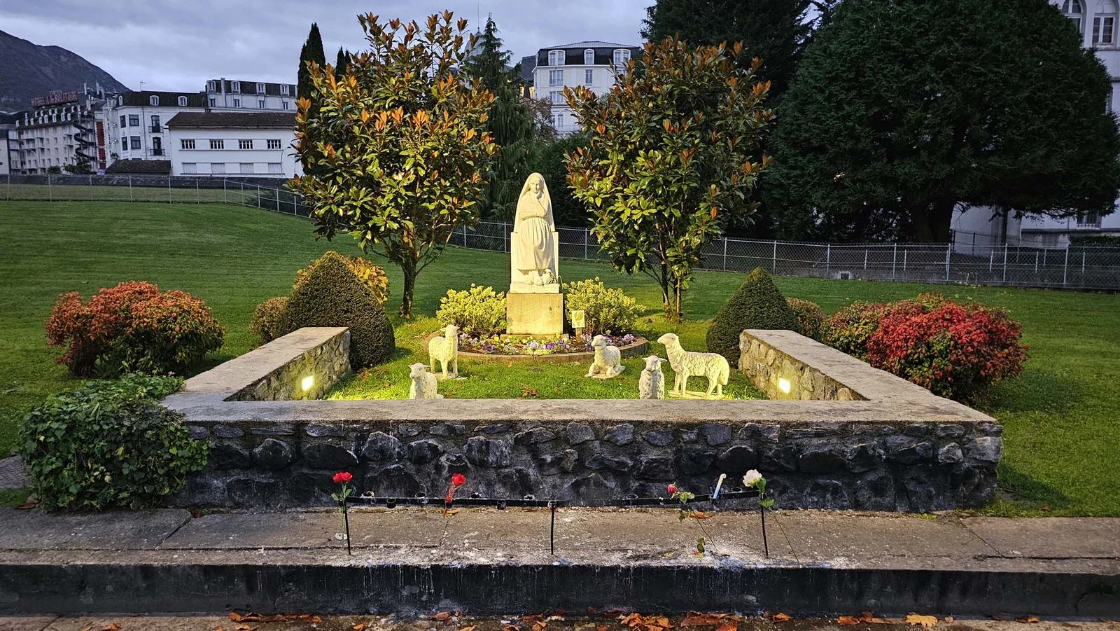Statue de Sainte Bernadette Subirous — Lourdes