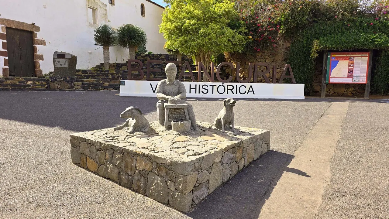 Monument à la Potière majorère — Betancuria