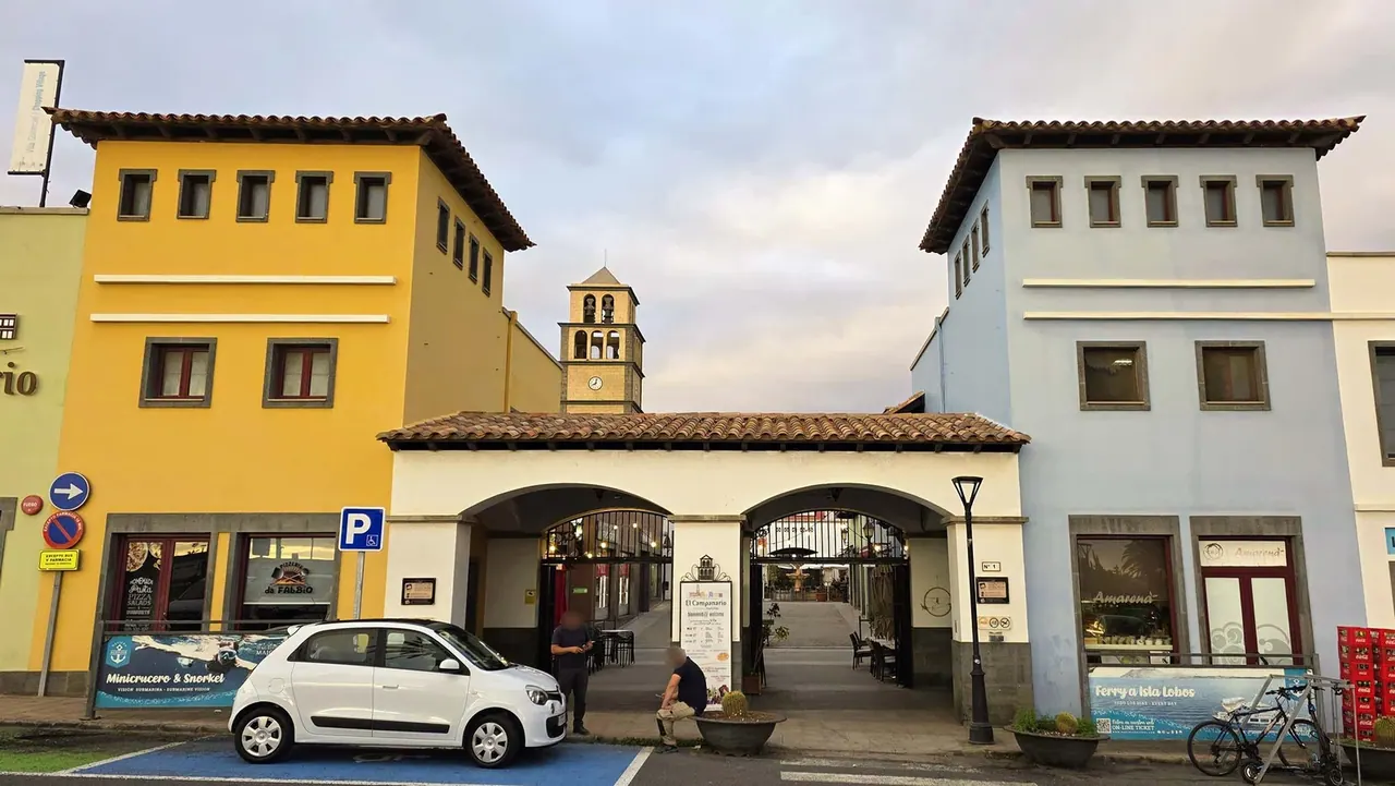 Entrée du centre commercial du Campanario — Corralejo
