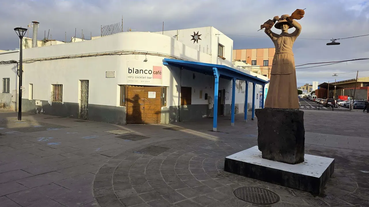 Statue de la Pêcheuse — Corralejo