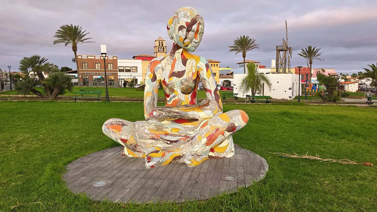 Sculpture Mamandyou — Corralejo