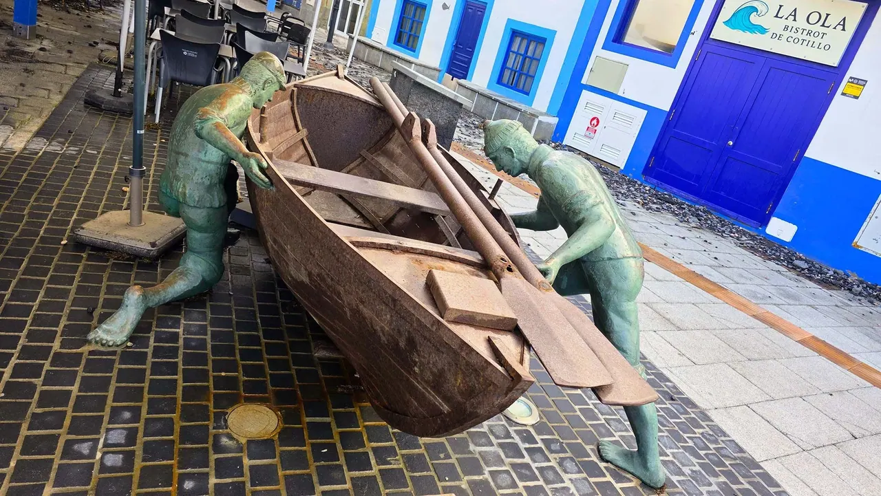 Sculpture des pêcheurs du vieux port — El Cotillo