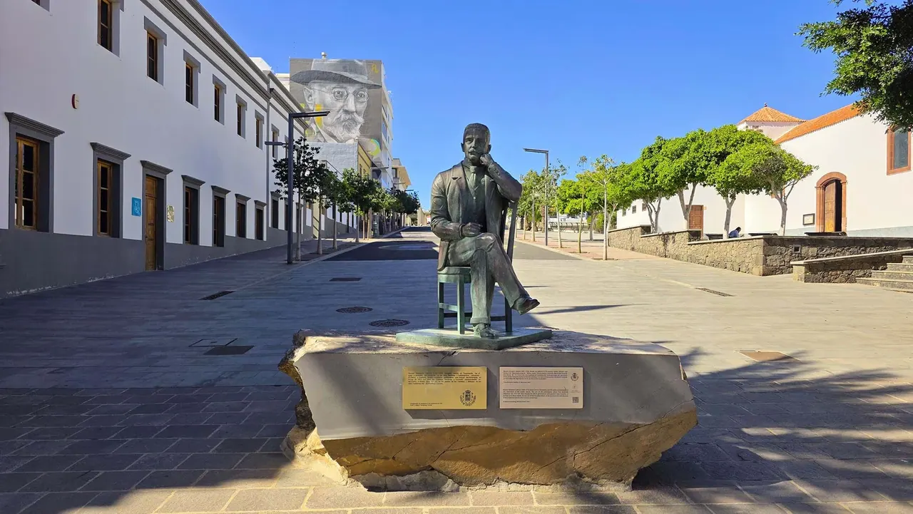 Monument à Manuel Velázquez Cabrera — Puerto del Rosario