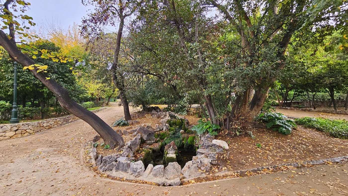 Petite cascade du jardin national — Athènes