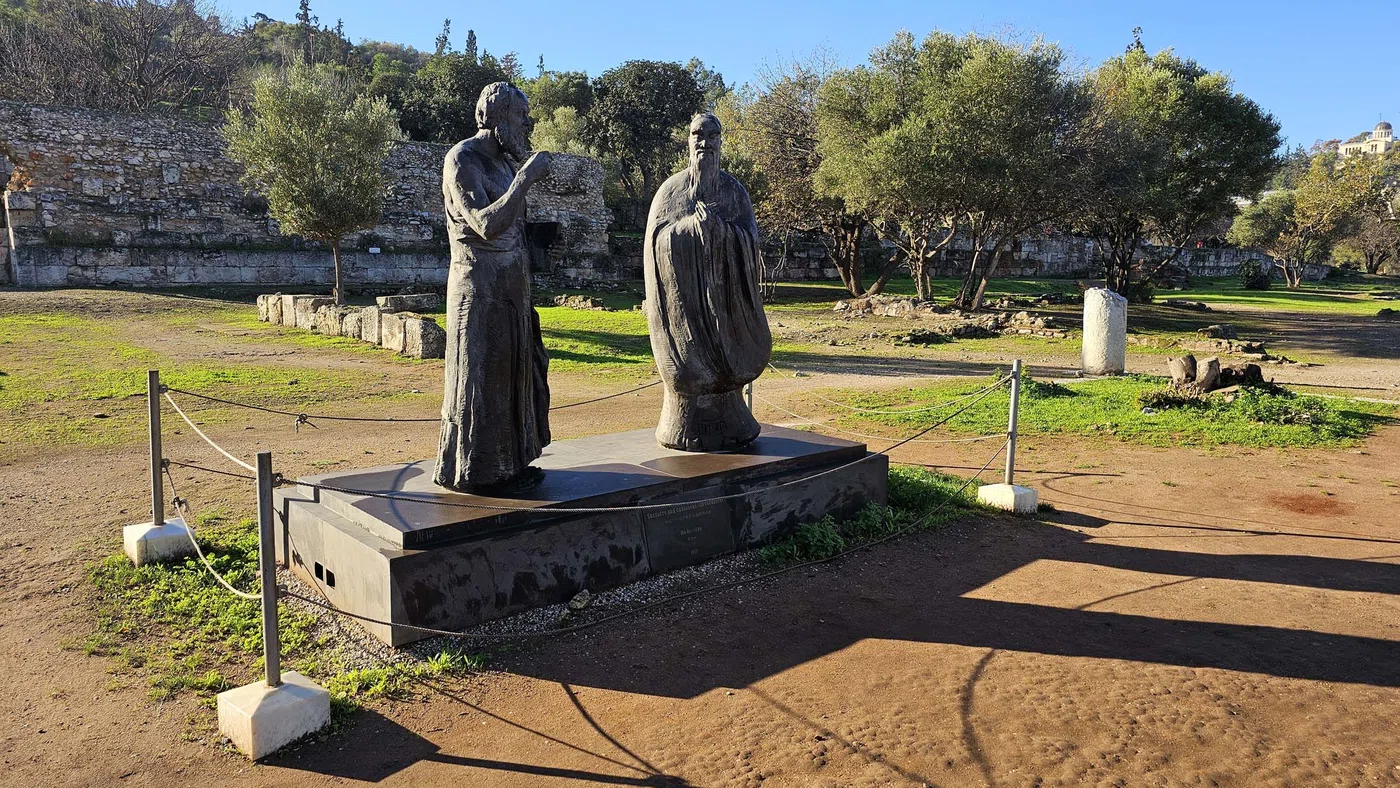 Monument de Socrate et Confucius — Athènes