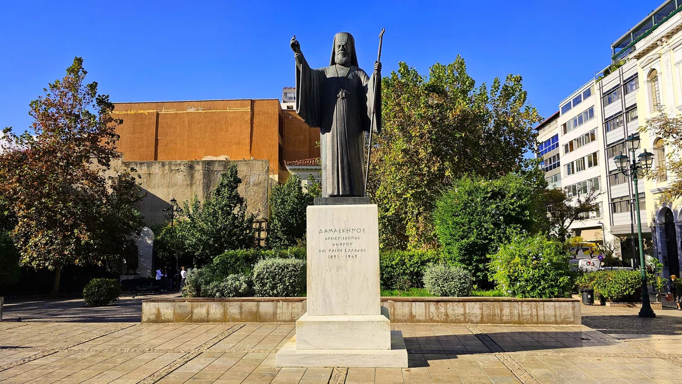 Statue de l’archevêque Damaskinos — Athènes