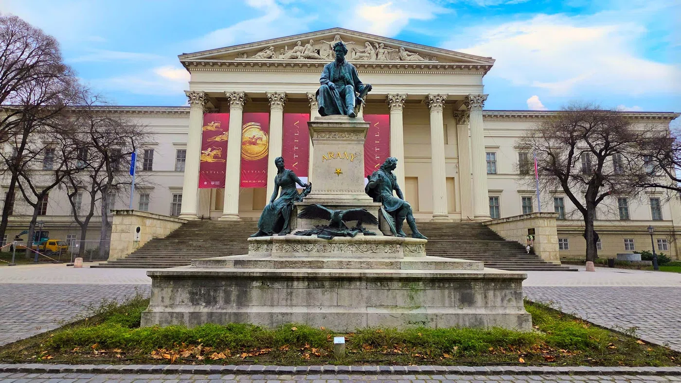 Statue de Arany János — Budapest