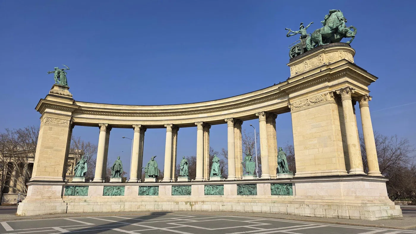 Colonnade Gauche du Monument du Millénaire — Budapest