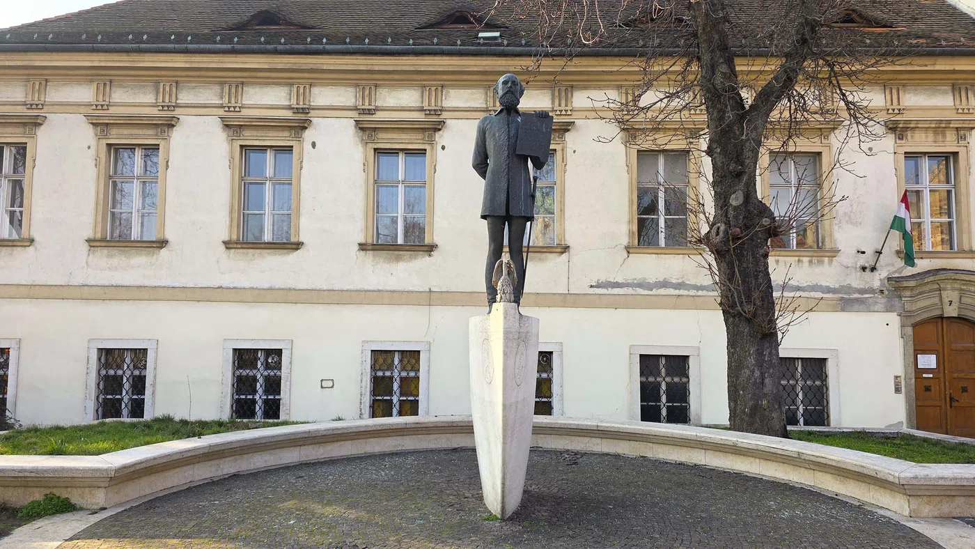 The statue of Batthyány Lajos — Budapest