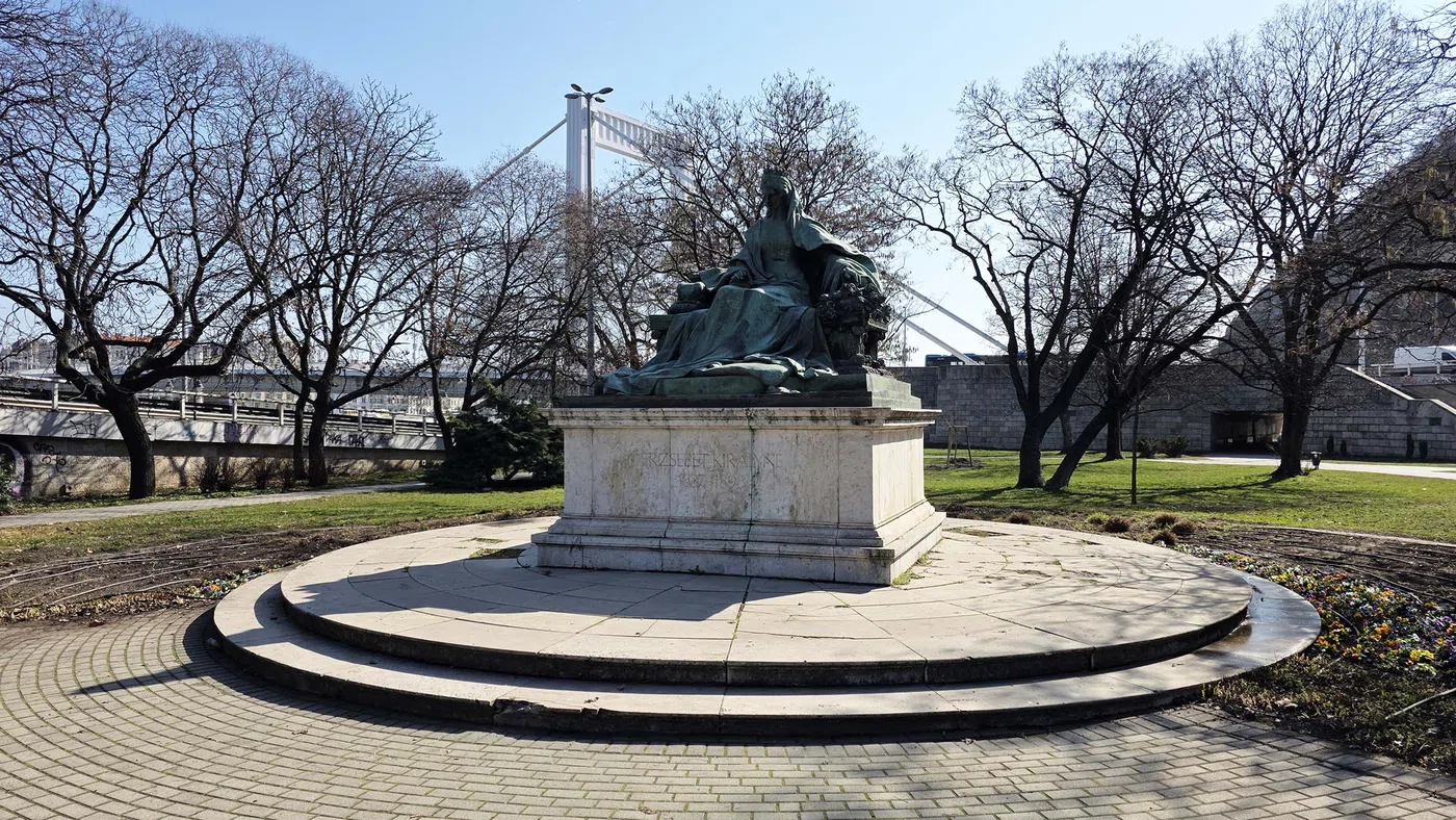 Statue d'Elizabeth, reine de Hongrie — Budapest