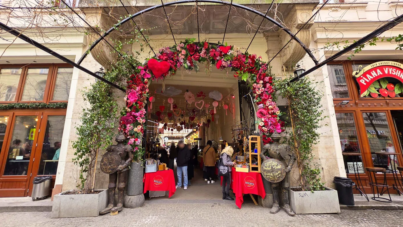 Gozsdu Weekend Market — Budapest