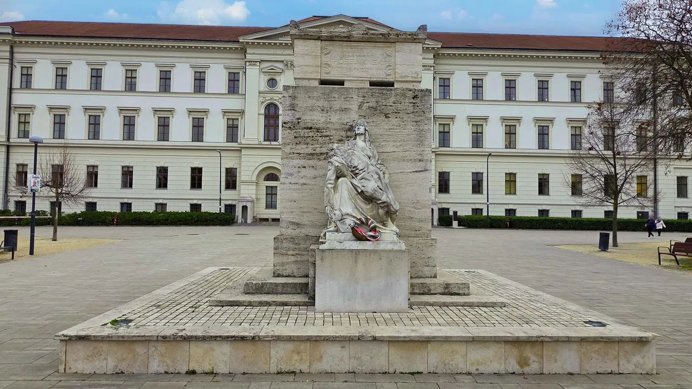 I. és II. Vh. szobor a névtelen katonai hősök emlékére — Budapest