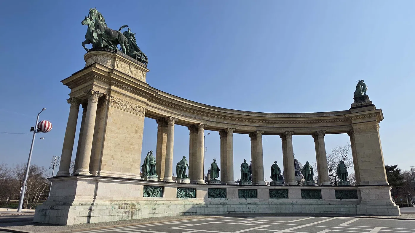 Colonnade Droite du Monument du Millénaire — Budapest