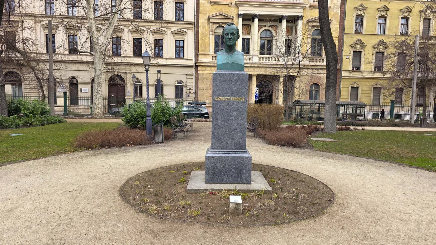 Statue Ferenc Kazinczy — Budapest