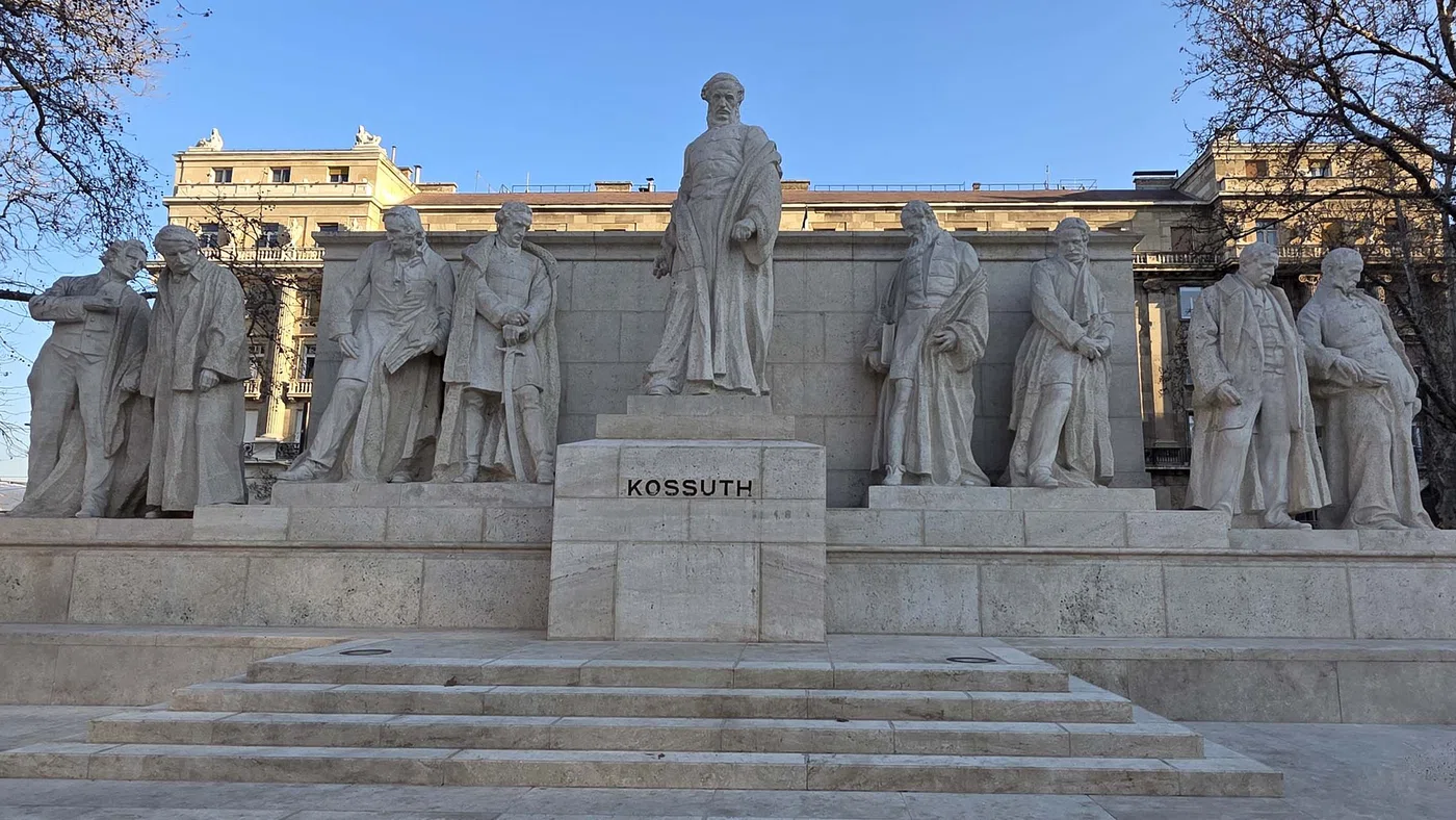 Groupe de sculptures de Lajos Kossuth — Budapest