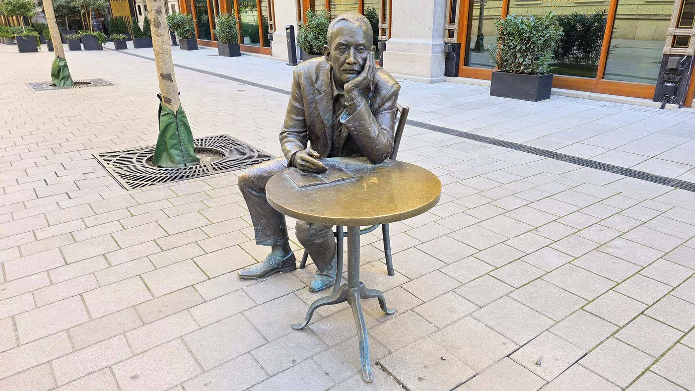 Krúdy Gyula szobra — Budapest