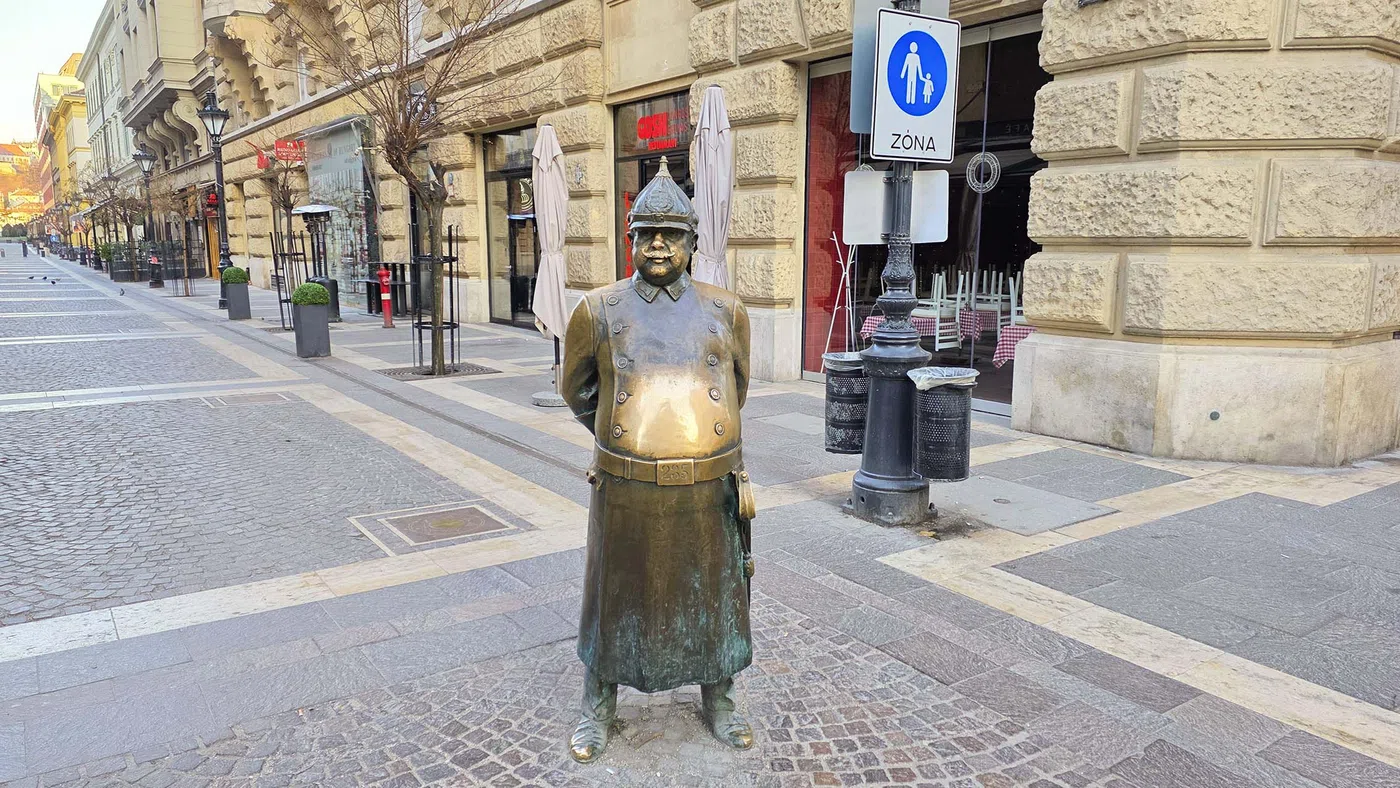 Statue de policier — Budapest
