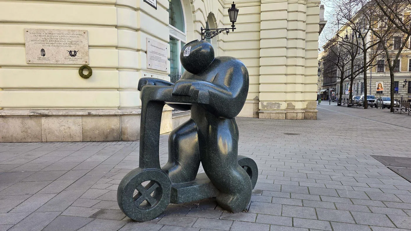 Rollerező szobor — Budapest
