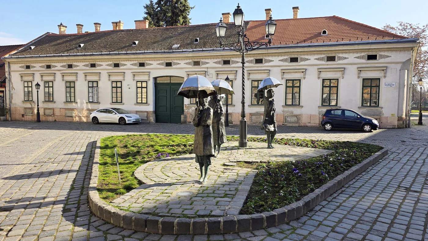 Les Femmes aux parapluies — Budapest
