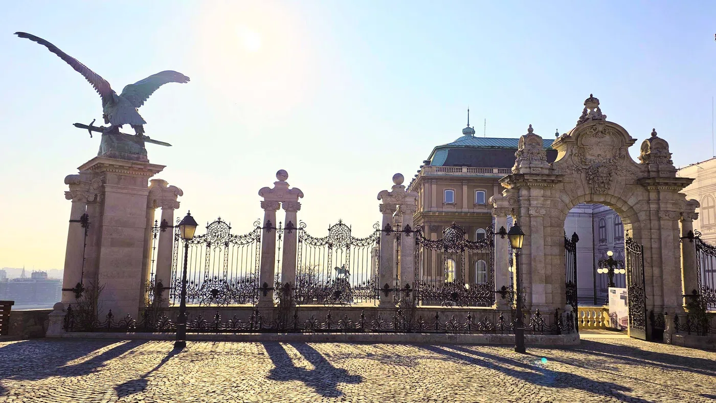 Statue de Turul — Budapest