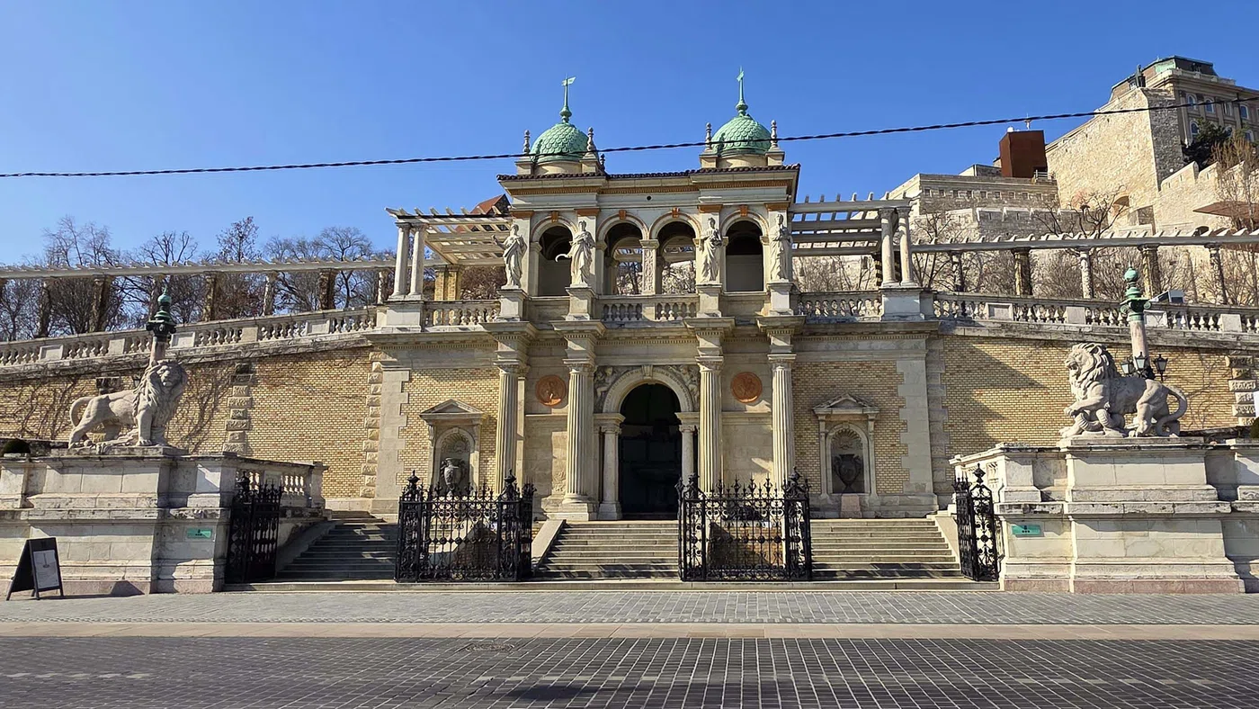 Bazar du jardin du Château — Budapest