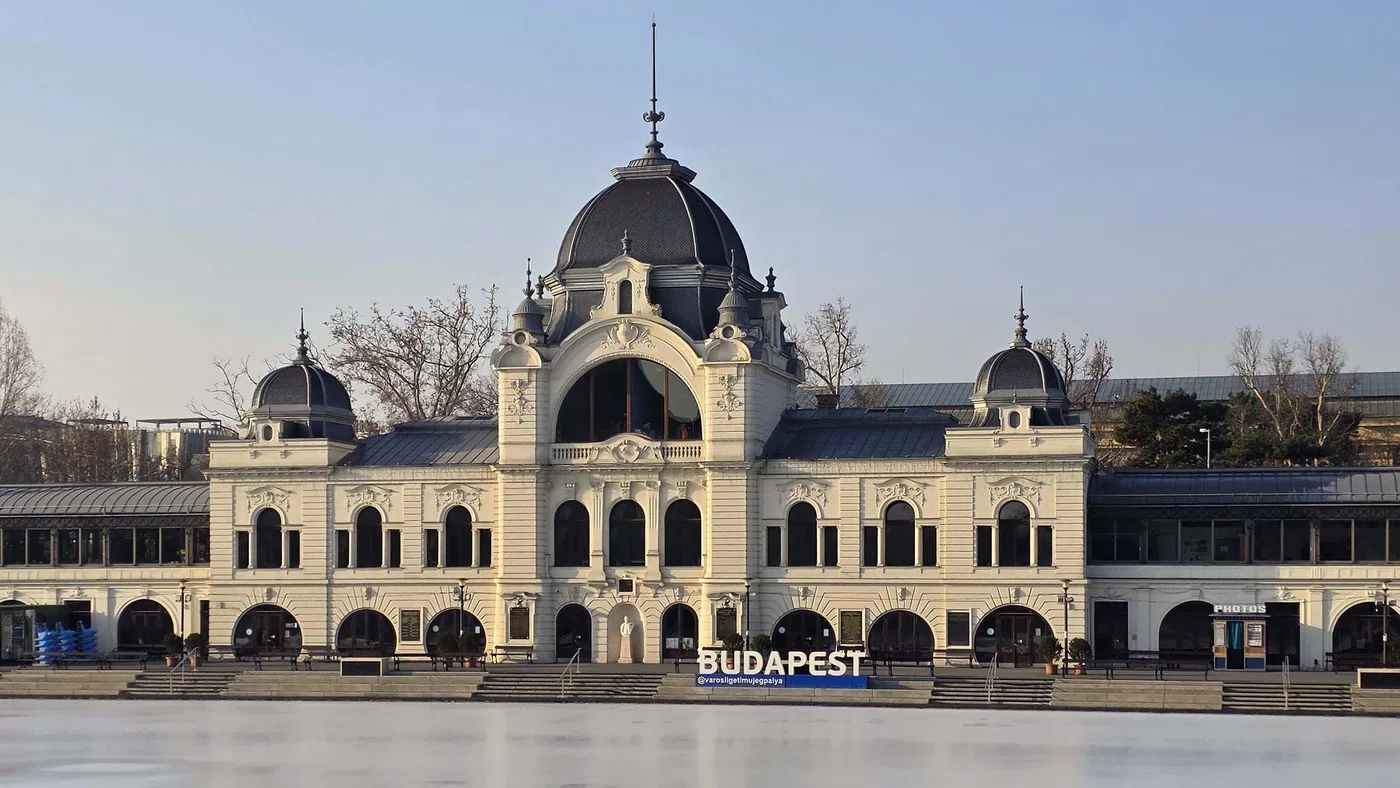 Patinoire et bassin du parc de la ville — Budapest
