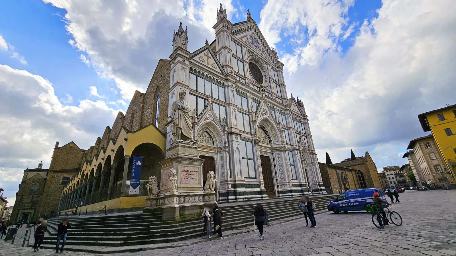 Monument à Dante devant Santa Croce — Florence