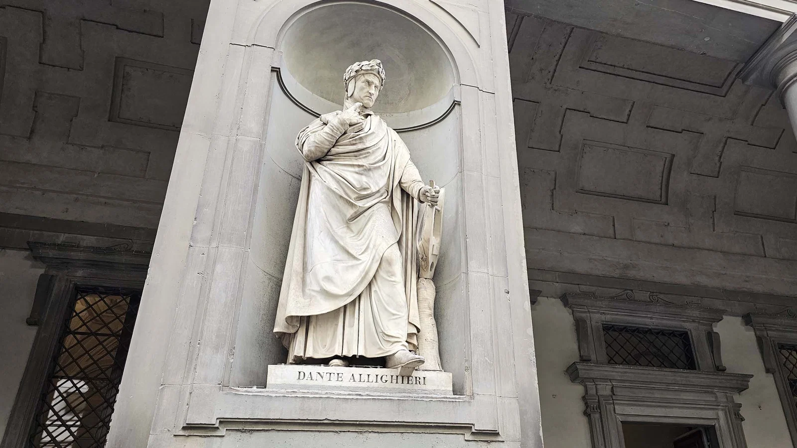 Statue de Dante dans les niches des Offices — Florence