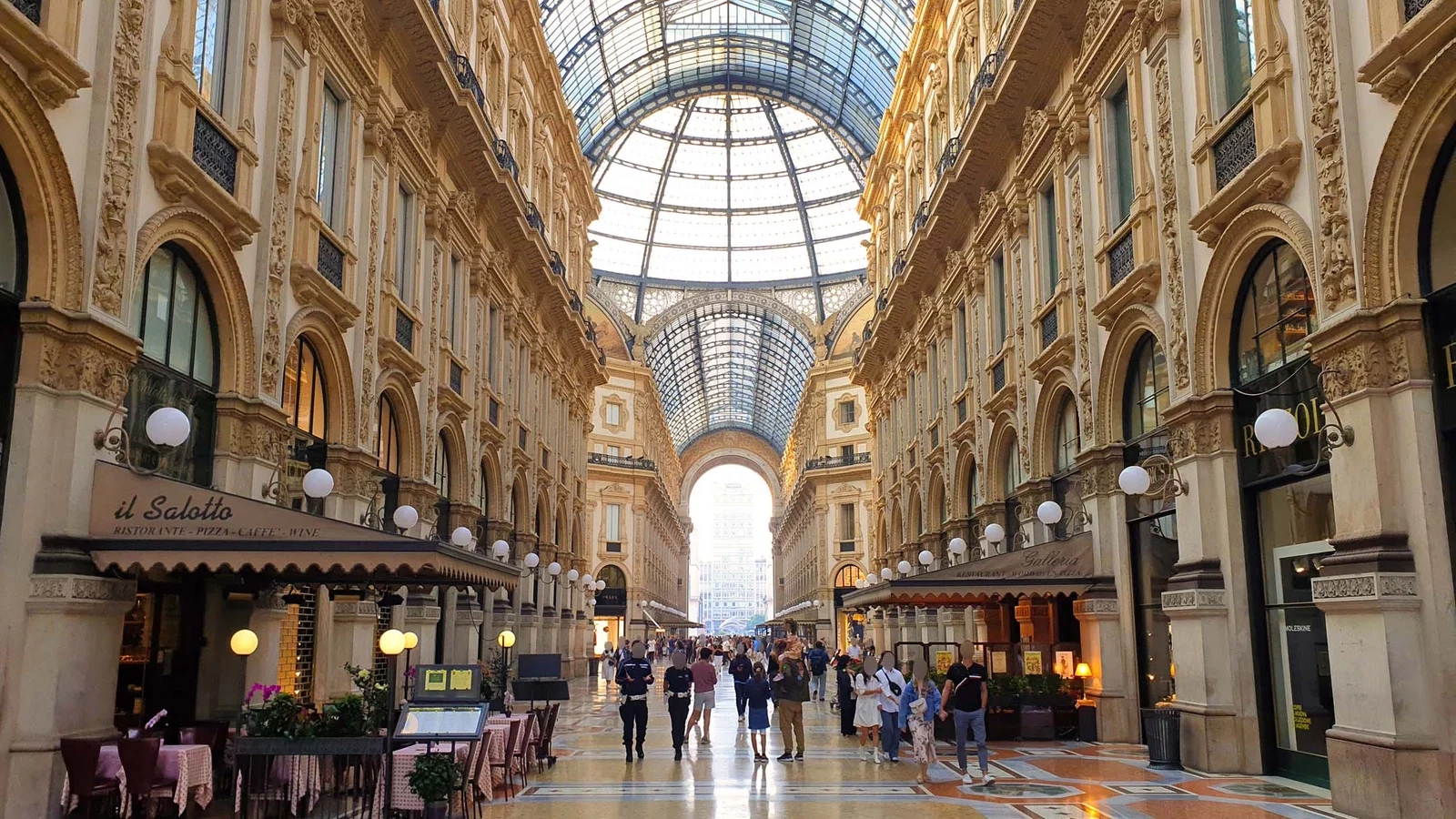 Galerie Vittorio Emanuele II — perspective intérieure — Milan